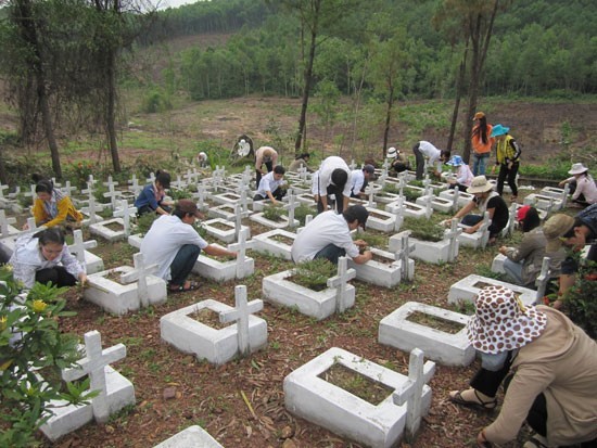 Tôi đi viếng mộ …