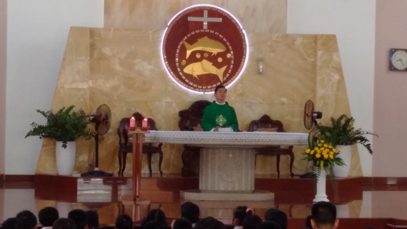 Cha Phêrô dâng thánh lễ cầu nguyện cho các em Thiếu nhi