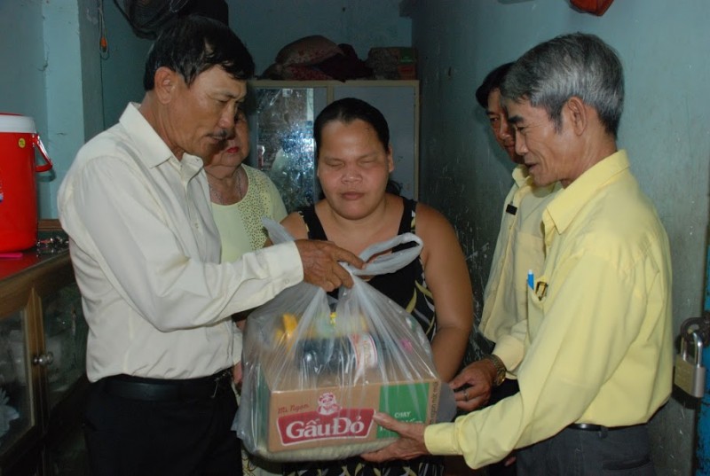 Ban chấp hành giáo khu Thánh Martinô gửi quà bác ái