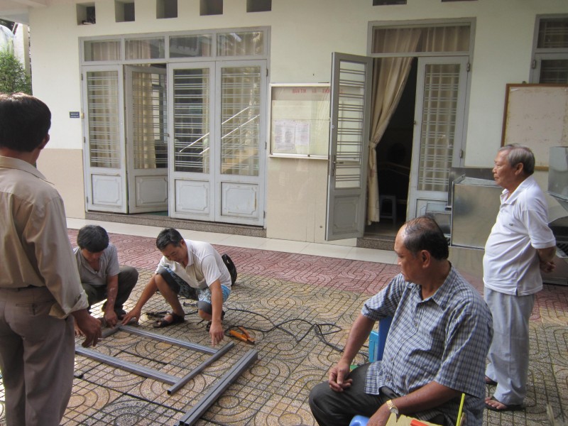 Quý chức thi công bàn học cho các em thiếu nhi