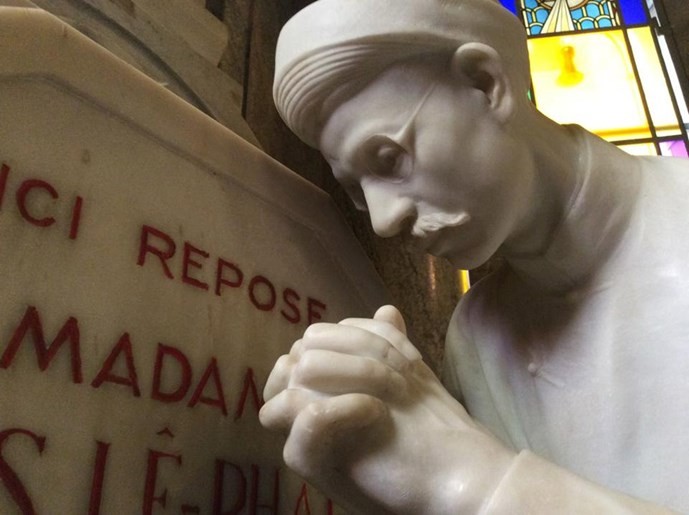 Nhà mộ đặc biệt trong nhà thờ Hạnh Thông Tây