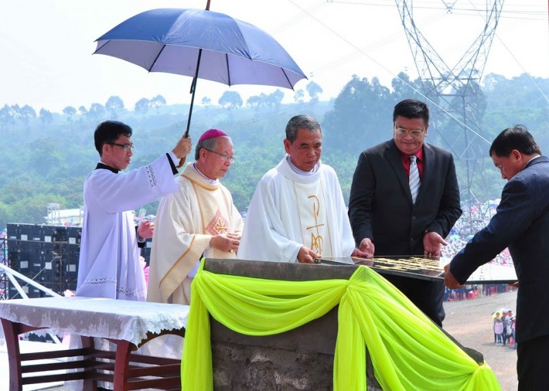 Lễ Đặt Viên Đá Đầu Tiên xây dựng Trung Tâm Đức Mẹ Núi Cúi