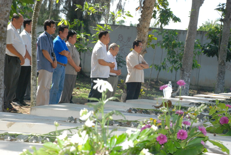 Cha sở cùng quý vị hội đồng viếng nghĩa trang