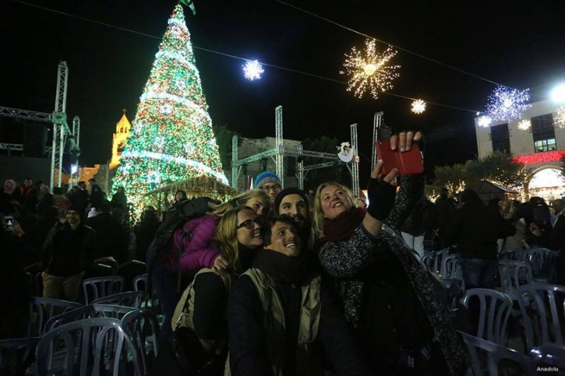 Hình ảnh thắp sáng cây thông Giáng sinh tại quảng trường Máng Cỏ