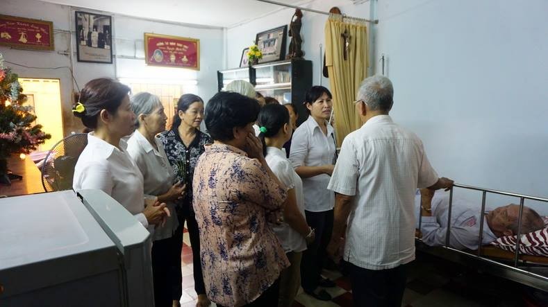 Hội Các Bà Mẹ Công Giáo Phú Hoà thăm quý cha hưu