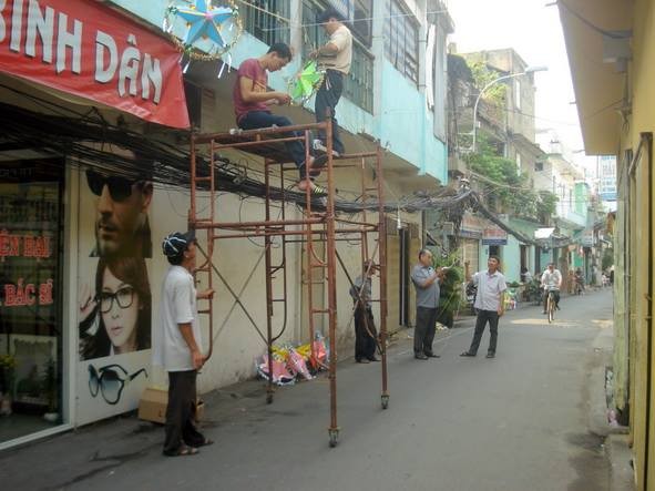 Hội đồng mục vụ giáo xứ chuẩn bị đường đèn