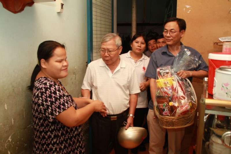 Giáo xứ tặng quà Giáng sinh