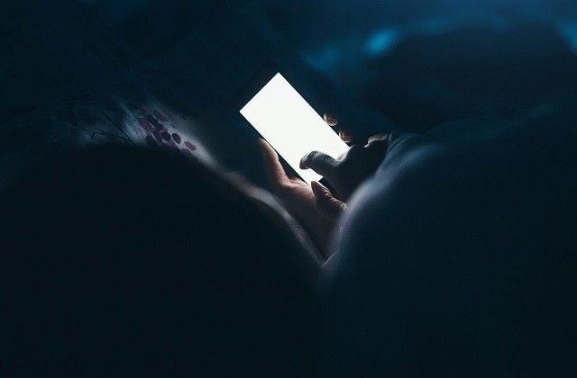 Ngày nào cũng nghịch điện thoại đến sáng, đột quỵ không ai hay