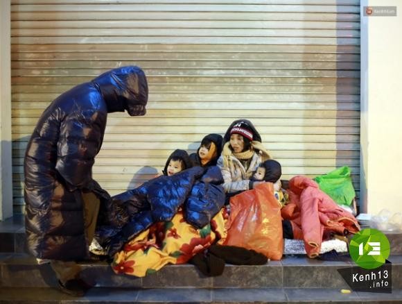 Những giấc ngủ rét buốt của người vô gia cư giữa đêm Hà Nội 5 độ C
