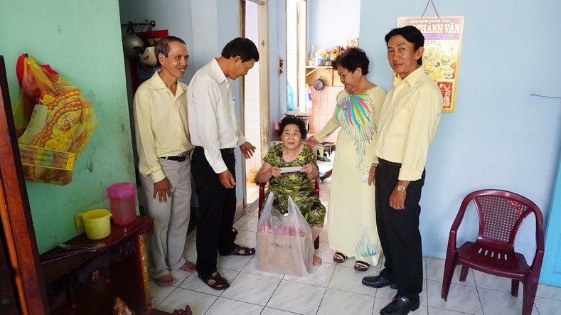 Ban điều hành khu giáo Martinô tặng quà xuân