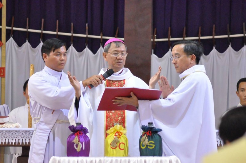 GIÁO PHẬN VĨNH LONG : THÁNH LỄ LÀM PHÉP DẦU