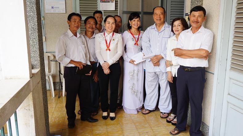 Gia Đình Phạt Tạ Thánh Tâm thăm Quý Cha Hưu