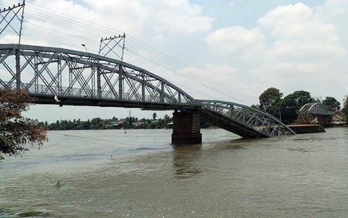 Sập cầu Ghềnh, cứu hộ lặn tìm người rơi xuống sông