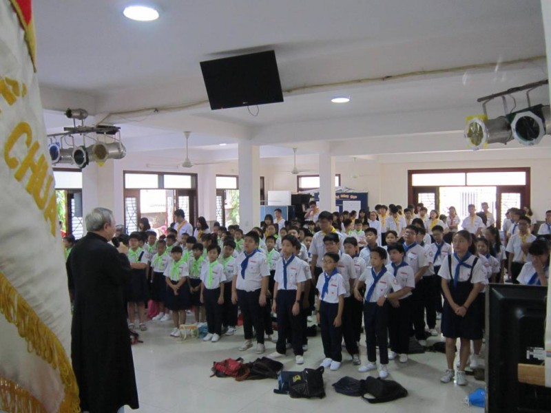 Buổi sinh hoạt đầu tháng của các em thiếu nhi