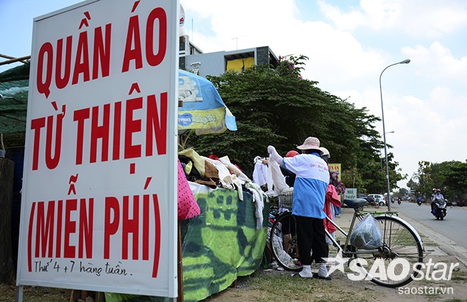 Hào hiệp Sài Gòn làm quầy quần áo miễn phí tặng cho người nghèo