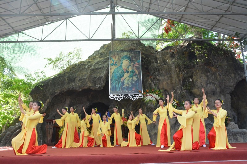 TRUNG TÂM HÀNH HƯƠNG LA MÃ KỶ NIỆM 66 NĂM GẶP LẠI MẸ