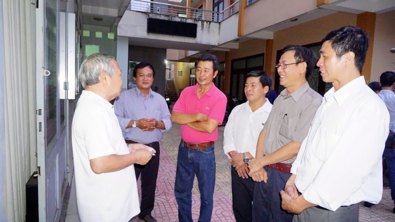 Cộng đoàn giáo xứ chúc mừng cha sở Antôn