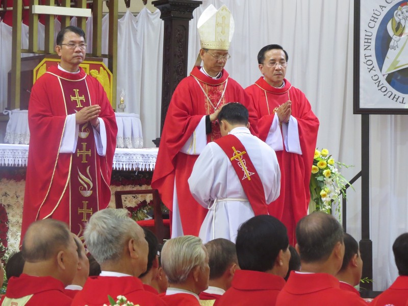 GIÁO PHẬN VĨNH LONG : THÁNH LỄ TRAO SỨ VỤ LINH MỤC