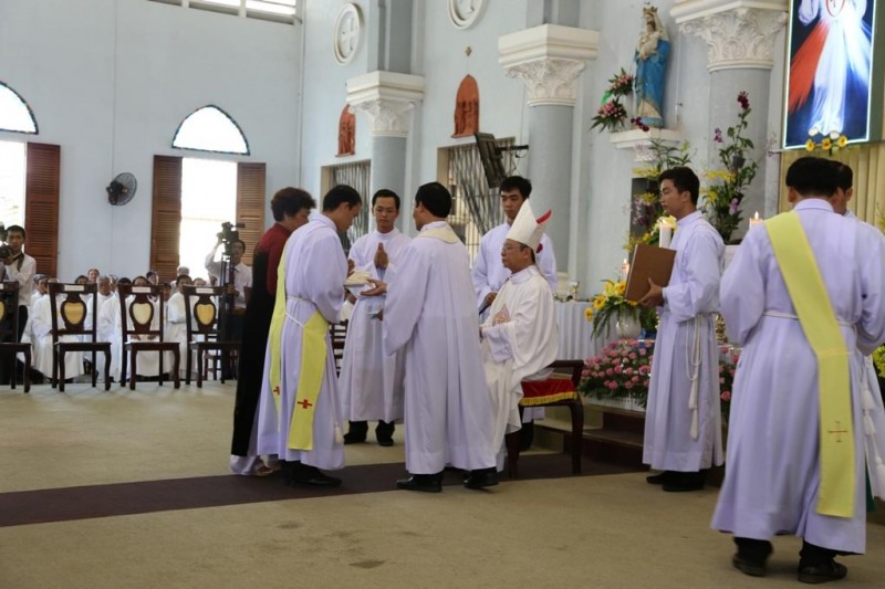 GIÁO PHẬN CẦN THƠ : THÁNH LỄ TRAO SỨ VỤ LINH MỤC