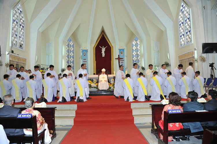 DÒNG CHÚA CỨU THẾ : THÁNH LỄ TRAO SỨ VỤ LINH MỤC