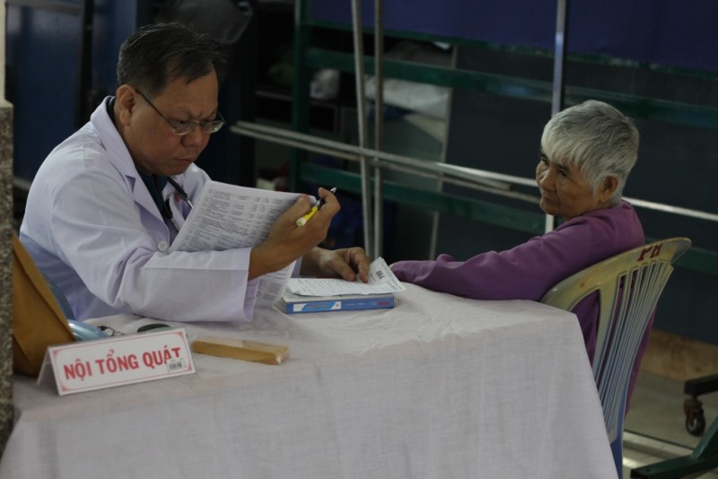 Ban Caritas tổ chức khám bệnh cho người nghèo