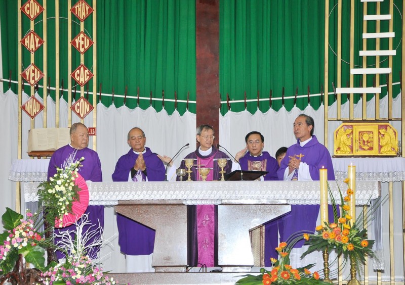 GIA ĐÌNH XUÂN BÍCH : UỐNG NƯỚC NHỚ NGUỒN