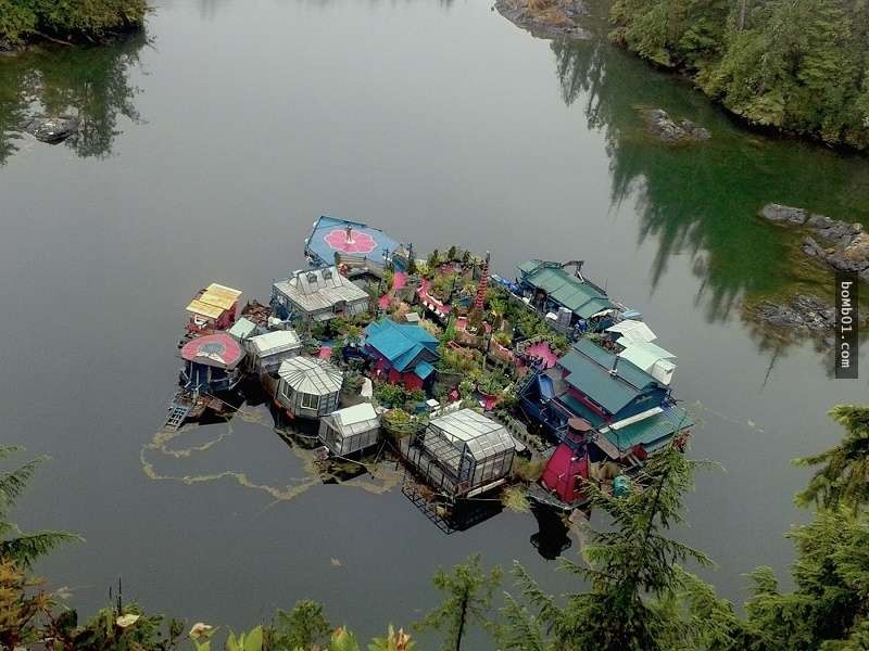 2 vợ chồng xây ‘vịnh tự do’ giữa biển