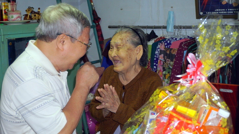 Giáo xứ tặng quà Giáng sinh