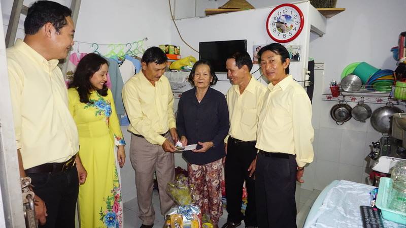 Giáo khu Martinô tặng quà xuân Đinh Dậu