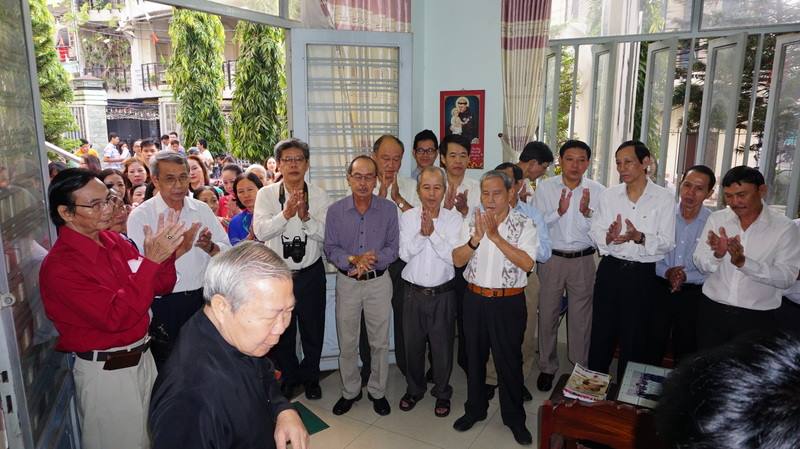 Hội đồng và Cộng Đoàn giáo xứ chúc Tết Cha sở