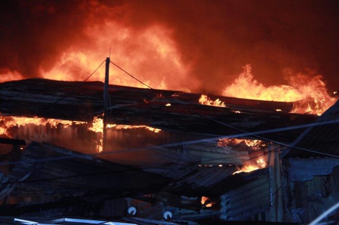 Cháy đỏ trời ở Nha Trang, 40 căn nhà bị thiêu rụi