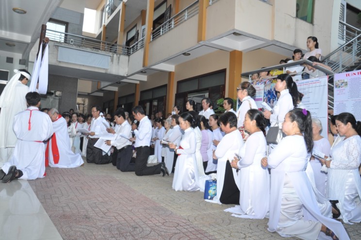 Cộng đoàn giáo xứ đi Đàng Thánh Giá