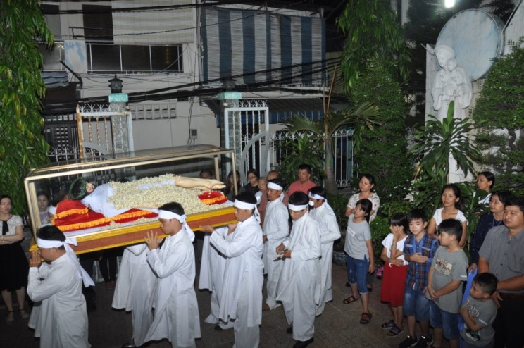 Kiệu và táng xác Chúa