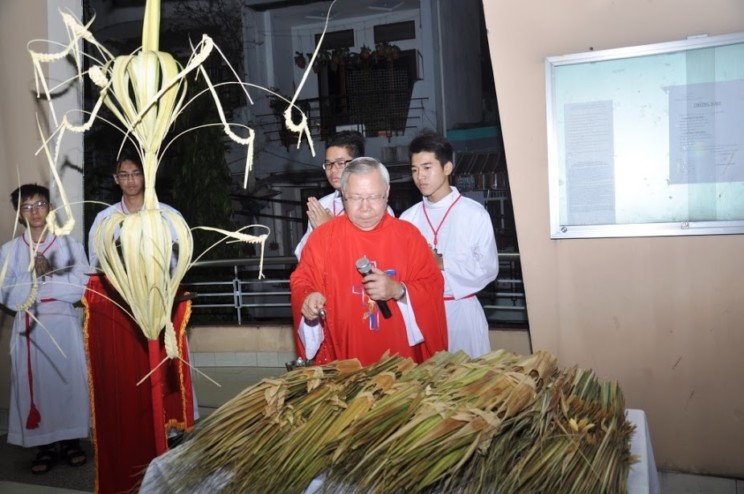 Lá đã làm phép có được bỏ đi không?