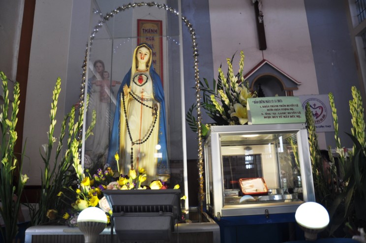 Hành Hương Đức Mẹ Rơi Huyết Lệ