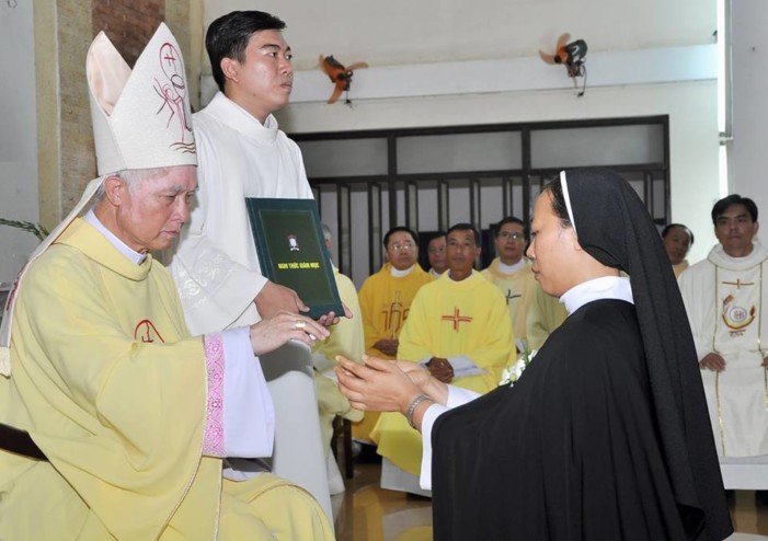 DÒNG ĐA MINH THÁNH TÂM : HỒNG ÂN THÁNH HIẾN