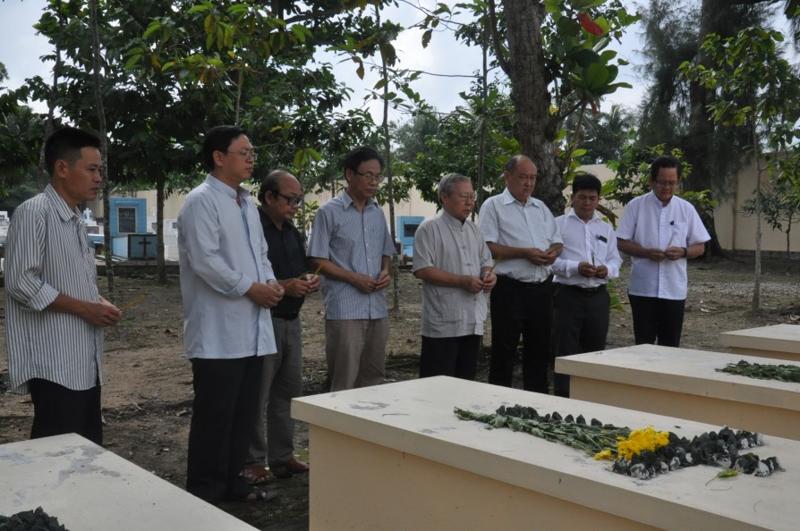 Cha sở Antôn cùng quý chức viếng nghĩa trang