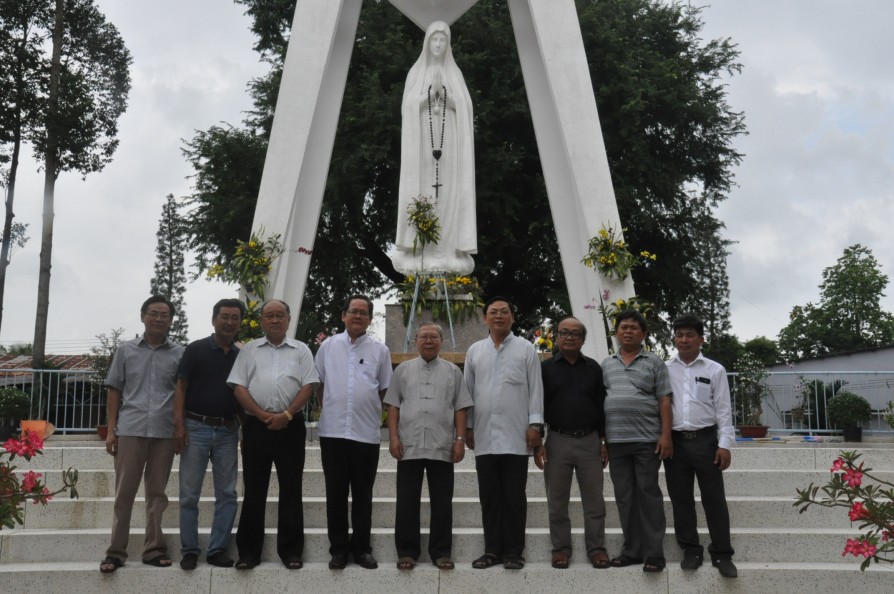 Cha sở Antôn cùng quý chức viếng Đức Mẹ Fatima Vĩnh Long