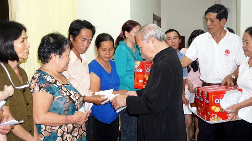 Giáo xứ Phú Hòa tặng quà Giáng Sinh