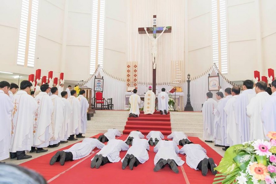 GIÁO PHẬN VĨNH LONG : THÁNH LỄ PHONG CHỨC PHÓ TẾ