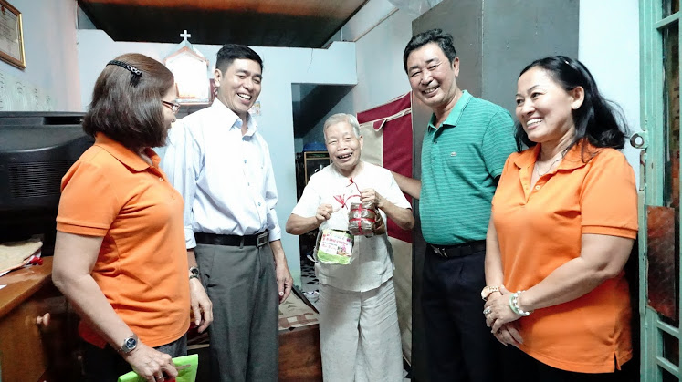 Ban Caritas phát quà Xuân Mậu Tuất