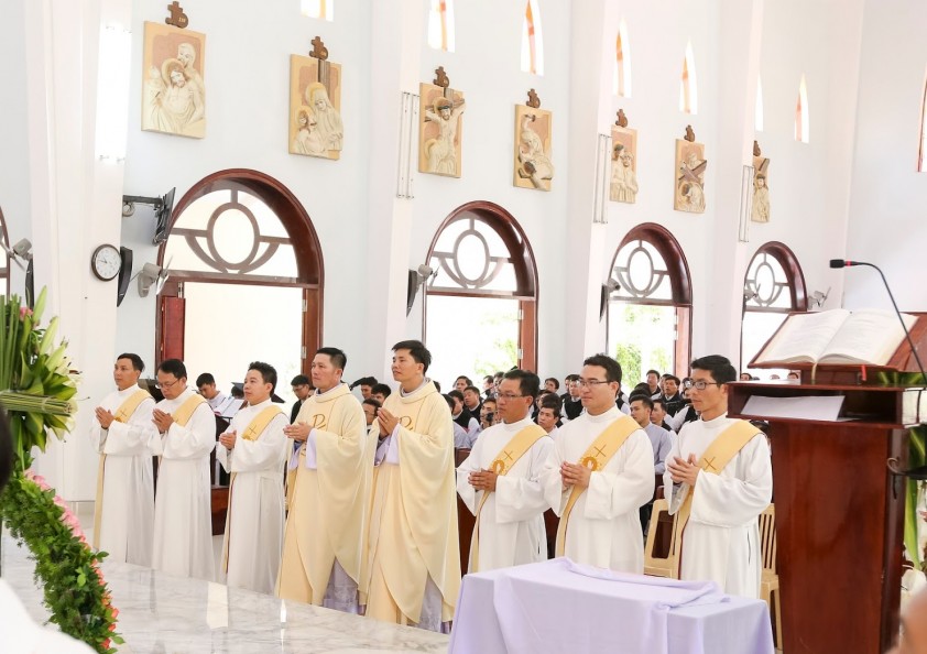 ĐAN VIỆN XITÔ THÁNH MẪU CHÂU THỦY : THÁNH LỄ PHONG CHỨC LINH MỤC VÀ PHÓ TẾ