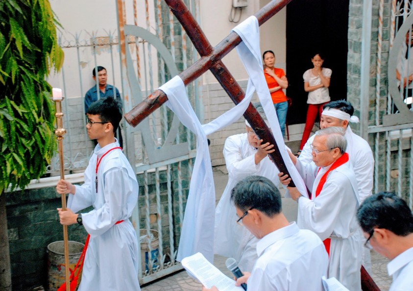 Cộng đoàn giáo xứ đi đàng Thánh Giá trọng thể