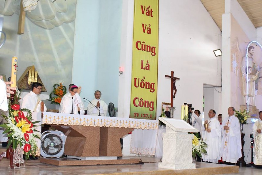 GIÁO XỨ LỘC HƯNG : THÁNH LỄ ĐẶT VIÊN ĐÁ XÂY DỰNG NHÀ THỜ