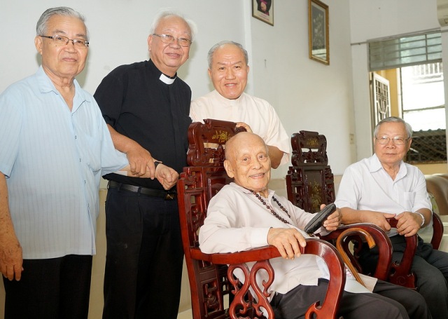 LM Louis Trần Phúc Vỵ, cha giáo cuối cùng còn sống của Tiểu Chủng Viện Phaolô Phát Diệm mừng 70 năm Linh Mục