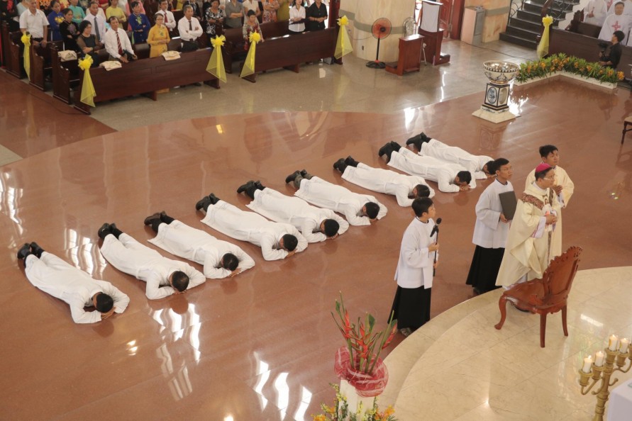 GIÁO PHẬN PHÚ CƯỜNG : THÁNH LỄ PHONG CHỨC PHÓ TẾ