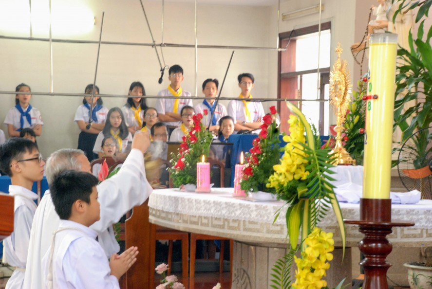 Giáo xứ Phú Hòa: Chầu Thánh Thể Thay Tổng Giáo Phận Sài Gòn