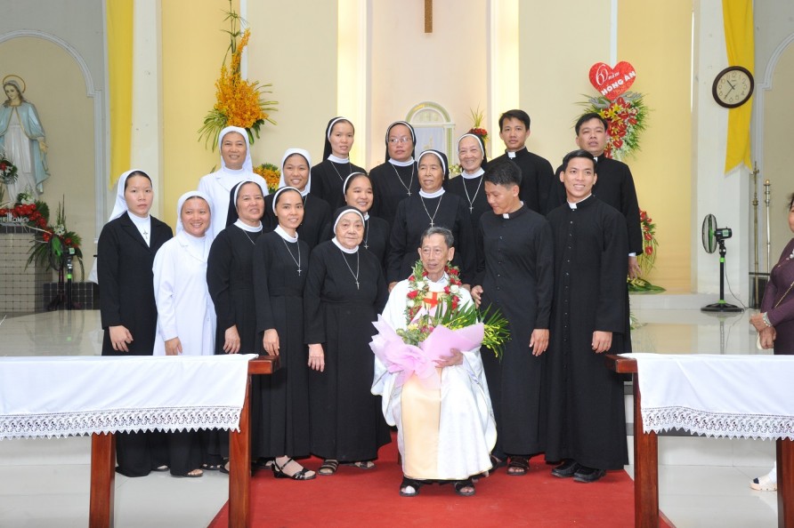 HỌ ĐẠO BÃI XAN : THÁNH LỄ TẠ ƠN MỪNG NGỌC KHÁNH LINH MỤC CỦA CHA PHAOLÔ NGUYỄN VĂN THÃNH