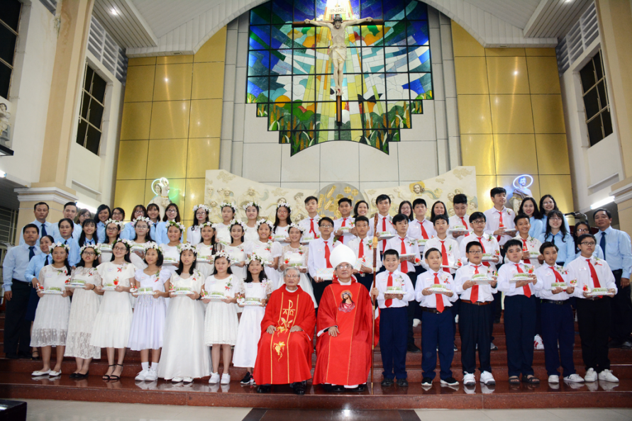 GX Thăng Long: Lãnh nhận Bí Tích Thêm Sức và Rước Lễ Lần Đầu