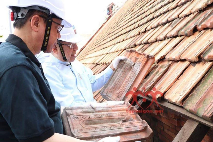 Trùng tu Nhà Thờ Đức Bà Sài Gòn: Nghi thức gỡ ngói